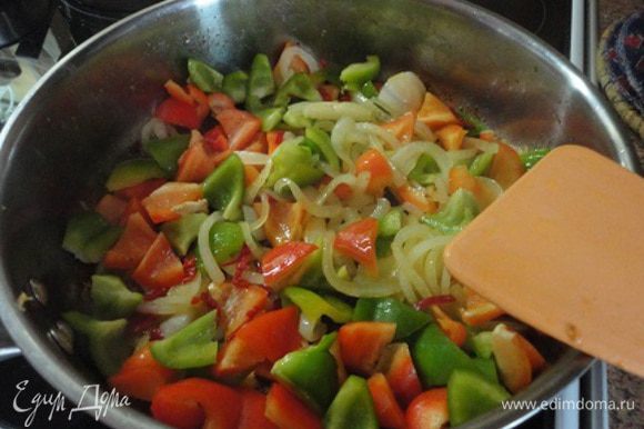 Затем мясо снять со сковороды, а в оставшемся жире спассеровать лук до золотистого цвета. Добавить нарезанный перец и тушить его 2 минуты.