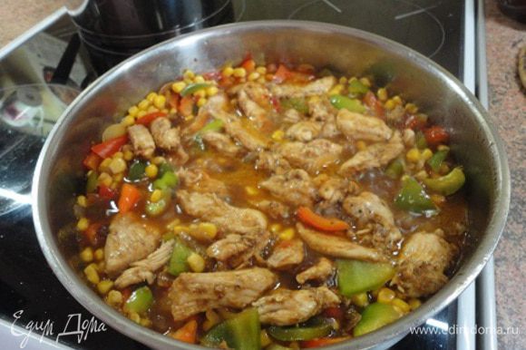 Добавить кукурузу и изюм, влить куриный бульон, томатный и соевый соус и выложить мясо. Потушить на слабом огне примерно 3 минуты.