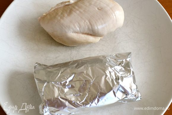 Через 20 минут достать филе из бульона. Выложить на тарелку и дать немного остыть. Завернуть обе половинки филе в фольгу и убрать в холодильник на 4-5 часов.