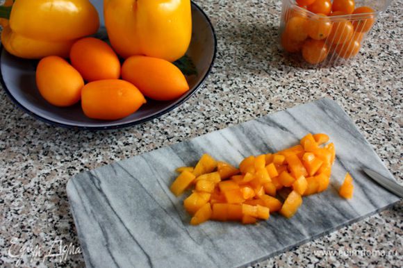 Вымойте, очистите от семян томаты и перцы, нарежьте их кубиками. С томатов желательно, но не обязательно, снять кожуру, опустив их предварительно сначала в кипяток, затем в холодную воду по 1 минуте.