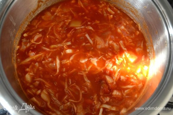 Положить капусту в суп и варить еще 10 минут. Посолить и поперчить по вкусу.
