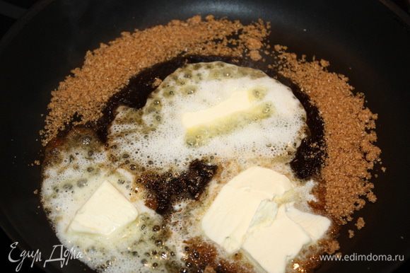 В сковородку с толстым дном всыпаем коричневый сахар. Как только он начнет плавиться, добавляем 100 граммов сливочного масла.