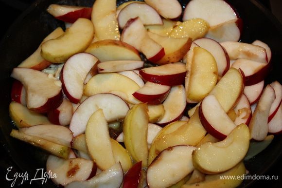 Затем нарезаем на яблоки на дольки и кладем их в сковородку с карамелью. Яблоки перемешиваем, чтобы они карамелизировались равномерно.