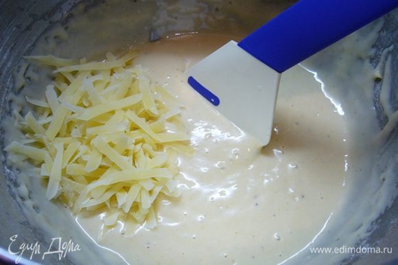 Вмешать в тесто сыр, горошек (у меня – замороженный). Кинзу вымыть, обсушить, измельчить. Добавить в тесто. Перемешать лопаткой. Добавить в тесто чернушку, снова перемешать.