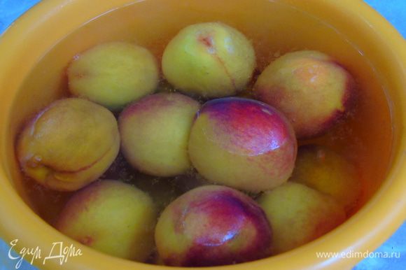 Персики помыть, залить кипятком и сразу же отправить в холодную воду.