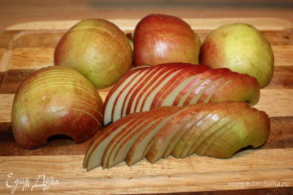 Разрезаем яблоки на две половинки и нарезаем на дольки, ка показано на фото.
