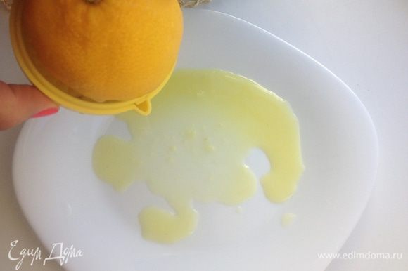 Натереть имбирь на мелкой тёрке и выдать сок. Смешать с соком лимона, и распределить этот маринад по тарелке.