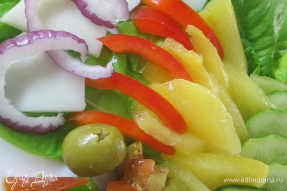 Укладываем на блюде крупные части овощей и фруктов, проявляя всю свою фантазию. Рядом кладем салат, заправленный имбирным соусом и подаем.