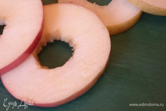 Яблоко и грушу помыть, нарезать кружочками, примерно 5-7 мм, вынуть сердцевину, шляпку от груши отложим для завершения десерта.