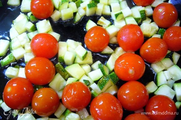Пасту отварить аль-денте. Воду слить. На сковороде разогреть оливковое масло. Сковороду лучше взять большого диаметра, чтобы овощи обжаривать в один слой. Обжарить кабачки и помидоры черри.