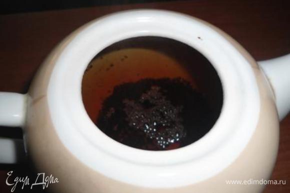 Завариваем свой любимый черный чай. Берем 1 чайную ложку заварки на 250 мл воды, кладем палочку корицы и настаиваем около 5-7 минут, процеживаем.