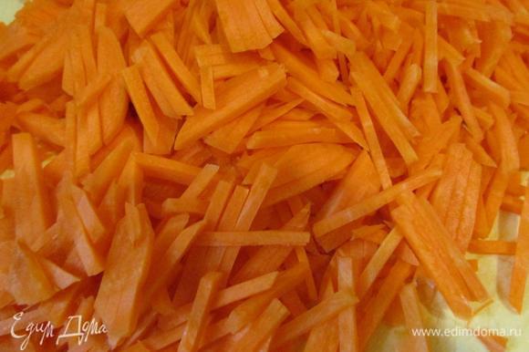 Морковь вымыть, почистить, нарезать соломкой (я использую терку для корейской моркови).