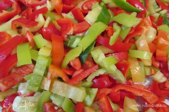 Болгарский перец (для красоты покупаю перец разного цвета: желтый, зеленый, красный, но это не обязательно), вымыть, очистить от семян, белых перегородок и плодоножек. Нарезать соломкой.