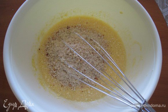 Орехи измельчить в блендере и добавить в яично-масляную смесь.