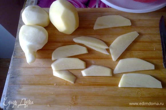 Картофель помыть и почистить. Нарезать можно дольками или кубиками, как хотите.