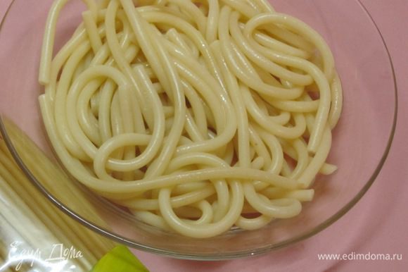 Отварить пасту, у меня была "соломка" можно взять и спагетти.