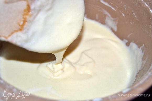 Порциями добавить молоко,не переставая помешивать доводим до густоты и однородности. Посолить.