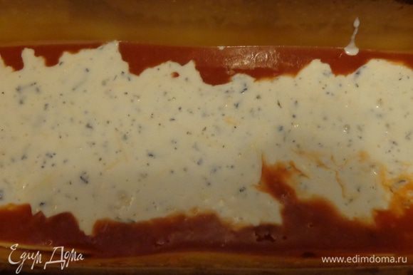 На дно формы вылить полстакана соуса и уложить на него слой листов лазаньи, на них выложить сырную смесь.