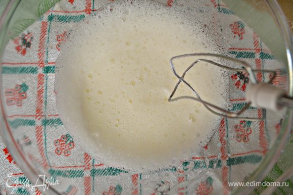 Белки взбить с щепоткой соли в пену.