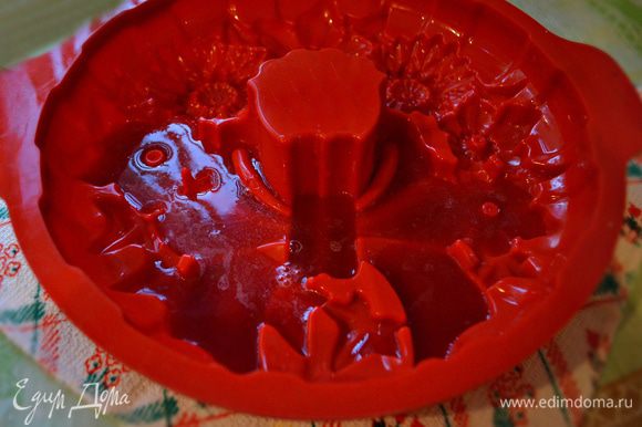 Часть сока красной смородины смешать с 3 г желатина (уже разбухшего) и выложить в форму в виде "банта" либо по вашему желанию, учитывая рисунок формы. Дать застыть в морозильной камере около 15 мин.