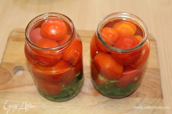 Залить помидоры под самое горлышко кипятком и оставить на 5 минут. Затем слить воду и залить кипятком еще раз. Оставить на 2 минуты, слить воду.
