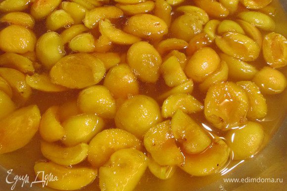 Освобождаем абрикосы от косточек, разделяя их пополам. Крупные абрикосы можно разделить на 4 части. Складываем фрукты в емкость, в которой будем готовить варенье. Добавляем лимонный сок, коньяк и засыпаем 100 гр сахара. Оставляем на несколько часов (можно на ночь), прикрыв салфеткой. Так выглядят фрукты, простоявшие ночь.