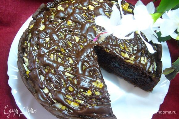 Остудить тарт и вынуть из формы. Горький шоколад растопить на водяной бане, полить им тарт.