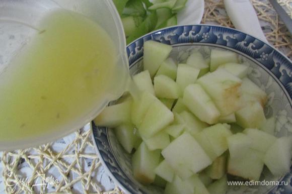 Чтобы яблоко не потемнело, залить лимонным соком и перемешать.