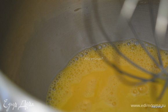 Взбить яйца 5 минут. Добавить сахар продолжать взбивать,затем растительное масло, кефир, яблочный уксус, ванильный экстракт.