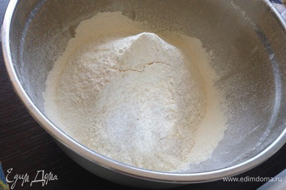 В миску просеять мука (400 г) и добавить соль.