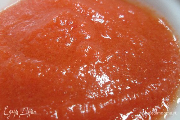 Обдайте кипятком помидоры, сделайте крестообразные надрезы. Затем обдайте ледяной водой и снимите кожицу. Нарежьте мякоть и взбейте в блендере до однородности.