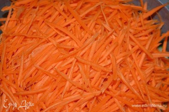 Морковь потереть на терке для корейской моркови. Все перемешать.