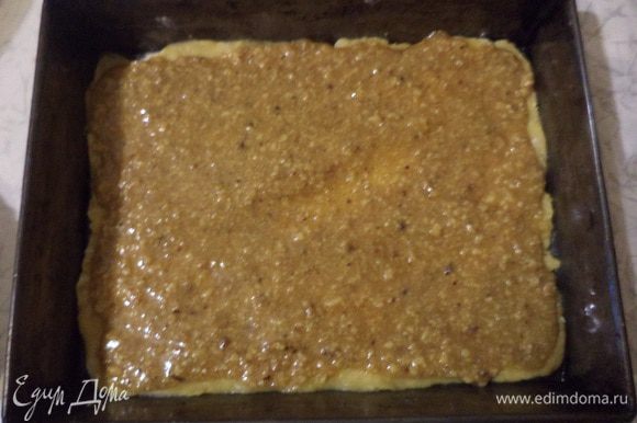 Вторую половину теста раскатать в пласт по величине формы для выпечки, уложить в форму, сверху выложить орехово-медовую прослойку, выпекать 20 минут при температуре 180 градусов.