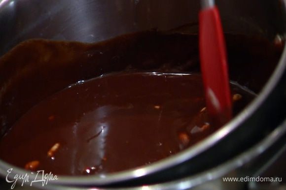 Горький и молочный шоколад соединить с 280 г сливочного масла и растопить на водяной бане, затем слегка остудить.