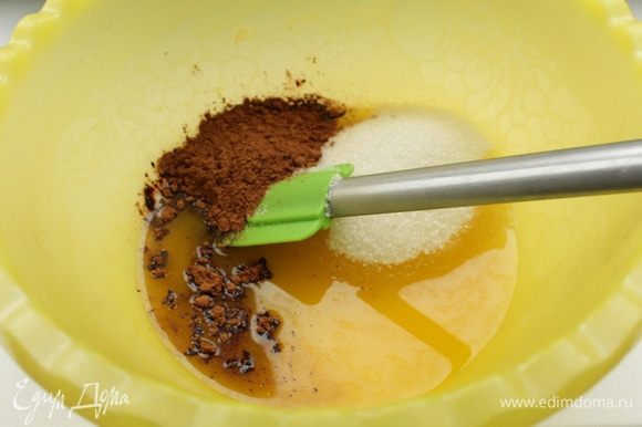 Для шоколадного слоя: растопить сливочное масло, добавить какао, сахар, перемешать.