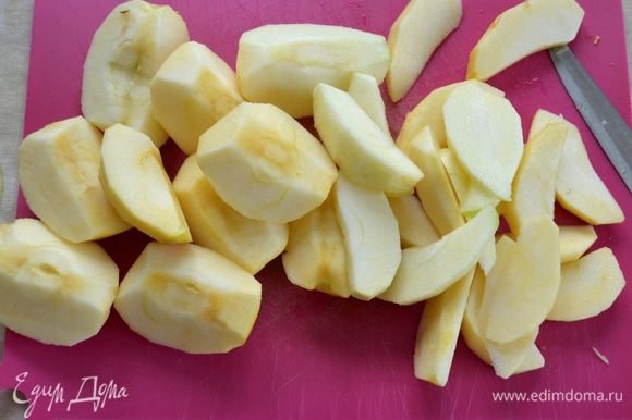 Яблоки очистить от кожуры, удалить сердцевинку, разрезать на четвертинки и затем еще на дольки.