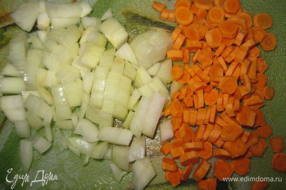 Морковь и лук порезать кубиками.