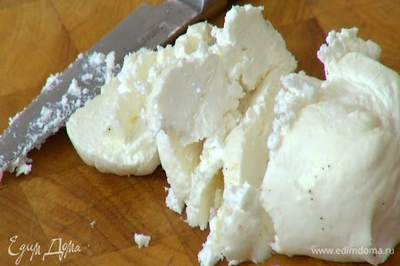 Сыр нарезать небольшими кусочками.
