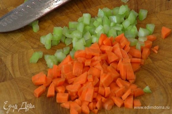 Оставшуюся целую морковь, стебель сельдерея и луковицу порезать маленькими кубиками.