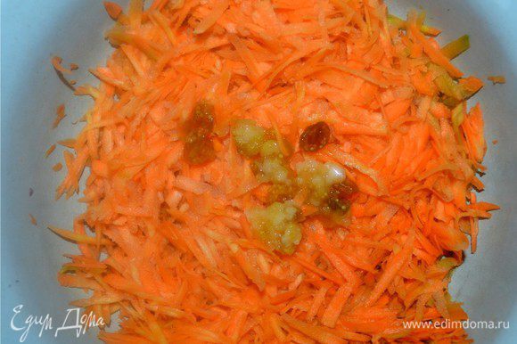 К натертой моркови добавляем изюм из физалиса. У меня растет земляничный, из него получается очень вкусный и полезный изюм. Можно добавит и просто изюм или курагу, будет очень вкусно!