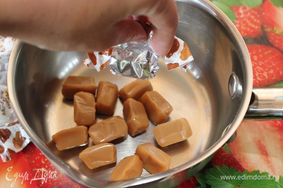 Для карамельной глазури нагреть вместе сливки с конфетами до тех пор, пока ириски не растопятся.