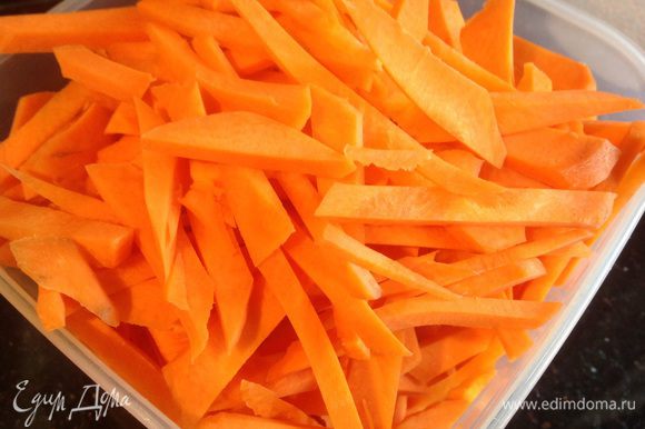 Морковь очистите и нарежьте соломкой.