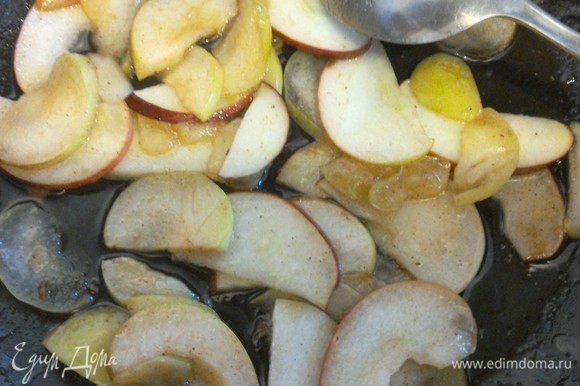 Для начинки яблоки нарезаем ломтиками и припускаем на сливочном масле, посыпав сахаром и корицей, пока не растворится сахар и не получится карамель.