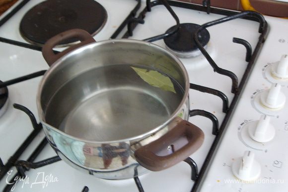 Слейте воду с помидоров обратно в кастрюлю и приготовьте маринад — на 1 л воды добавьте 4 ст. л. сахара и 2 ст. л. крупной соли. Вскипятите.