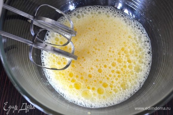 Отдельно взбейте яйца с солью. Добавьте растопленное сливочное масло и растительное.