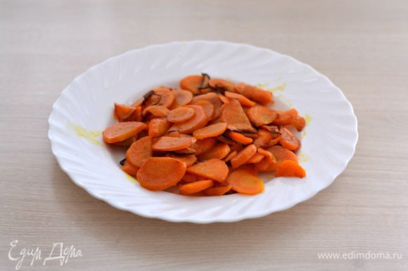 Морковь почистить, нарезать произвольно, пассировать на оливковом масле до золотистого цвета.