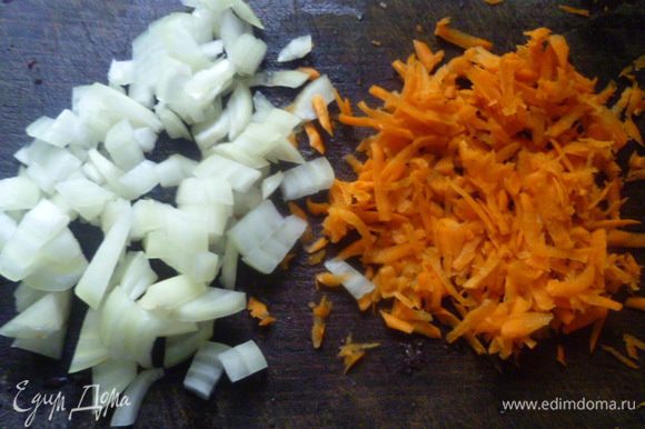Овощи очищаю. Лук мелко нарезаю, морковь натираю на крупной терке.