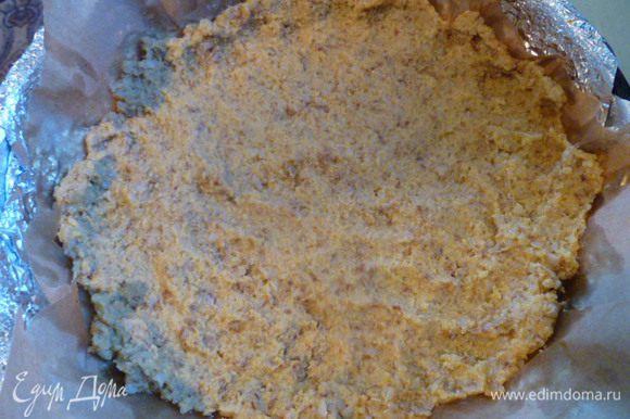 Форму или сковороду (у меня диаметром 26 см) застелить пергаментом и смазать растительным маслом. Выложить в форму пюре из гречневой каши.