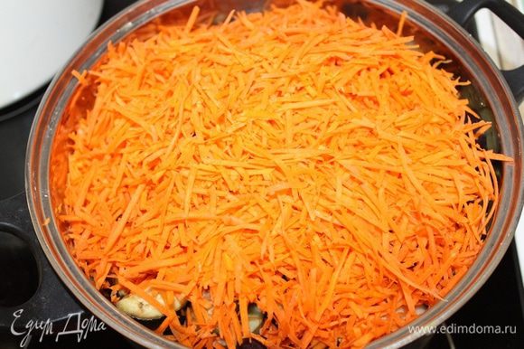 Затем пустить в маринад отжатые баклажаны и натертую крупную морковь. Тушить, периодически помешивая, 20 минут.