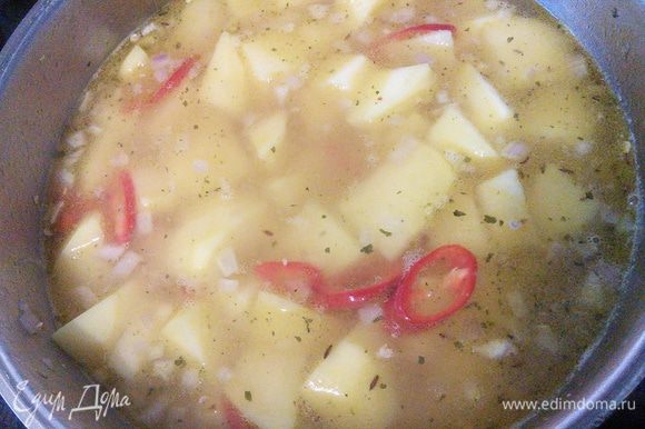Залить овощным бульоном, посолить, поперчить, варить 15-20 мин до готовности картофеля.